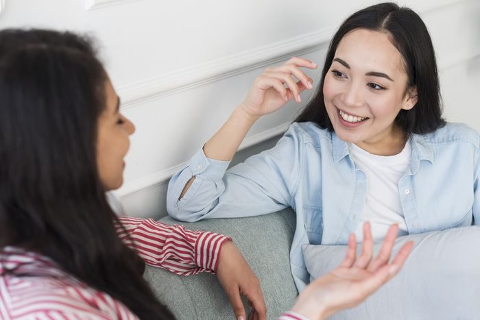 Jika gambar pertama yang kamu lihat adalah wajah perempuan, artinya kamu adalah sosok pendengar yang baik. Jika berada di suatu ruangan dengan banyak orang, kamu cenderung menjadi tipe yang paling tenang, tidak terburu-buru, dan kalem.