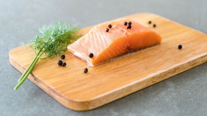 Salmon, yang termasuk ikan berlemak, adalah makanan yang sangat baik untuk menjaga kesehatan kulit. Salmon kaya akan asam lemak omega-3, yang penting untuk menjaga kesehatan kulit dan membuatnya tetap awet muda.