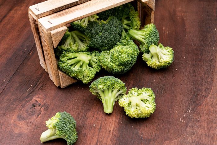Brokoli mengandung lutein, yaitu karotenoid yang bekerja seperti beta karoten. Lutein membantu melindungi kulit dari kerusakan oksidatif, yang dapat menyebabkan kulit menjadi kering dan keriput.