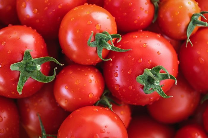 Tomat merupakan sumber vitamin C yang baik dan mengandung semua karotenoid utama, termasuk likopen. Beta karoten, lutein, dan likopen telah terbukti dapat melindungi kulit dari kerusakan akibat sinar matahari. Selain itu, ketiga kandungan ini juga dapat membantu mencegah kerutan.