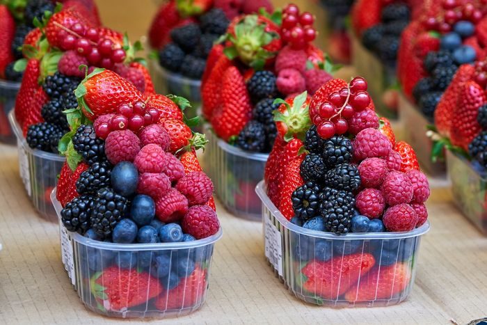 Stroberi, raspberry, blueberry, dan blackberry semuanya kaya akan vitamin C. Vitamin C memungkinkan tubuh membentuk kolagen dan menggunakannya secara efektif.