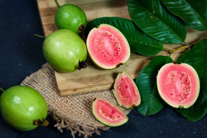 Jambu biji merupakah buah tropis. Buah yang menyegarkan satu ini mengandung vitamin C. Jambu biji juga mengandung zinc, salah satu senyawa yang menjadi faktor pendukung produksi kolagen.