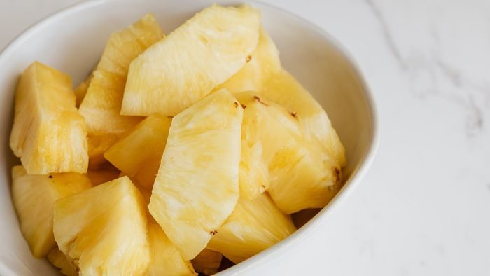 Nanas menjadi salah satu buah tropis yang banyak dinikmati di kala cuaca panas. Nanas bisa membantu meningkatkan produksi kolagen dalam tubuh karena kandungan vitamin C yang dimilikinya.