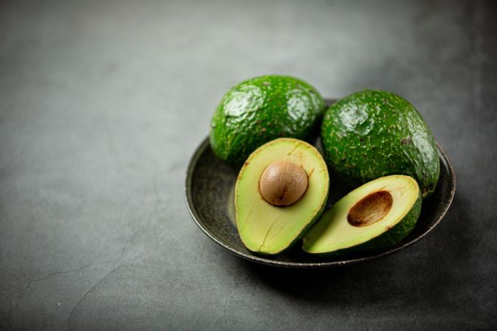 Alpukat menjadi buah lainnya yang bisa membantu produksi kolagen dalam tubuh.