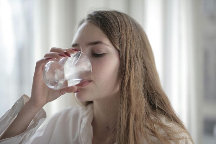 Salah satu kunci untuk terlihat dan merasa lebih muda terletak pada minum air yang cukup dan menjaga tubuh tetap terhidrasi.