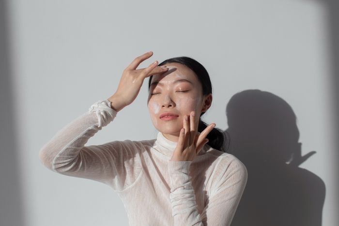 Sunscreen memiliki segudang manfaat untuk menjaga kesehatan kulit. Mulai dari mencegah penuaan dini, melindungi kulit dari sinar matahari, mencegah munculnya jerawat dan komedo, hingga mencerahkan kulit.
