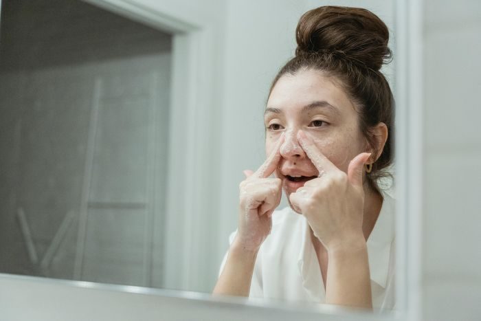 Setelah seharian beraktivitas, wajah kita pasti terpapar debu dan polusi. Oleh karena itu, penting untuk membersihkan wajah secara menyeluruh menggunakan teknik double cleansing.