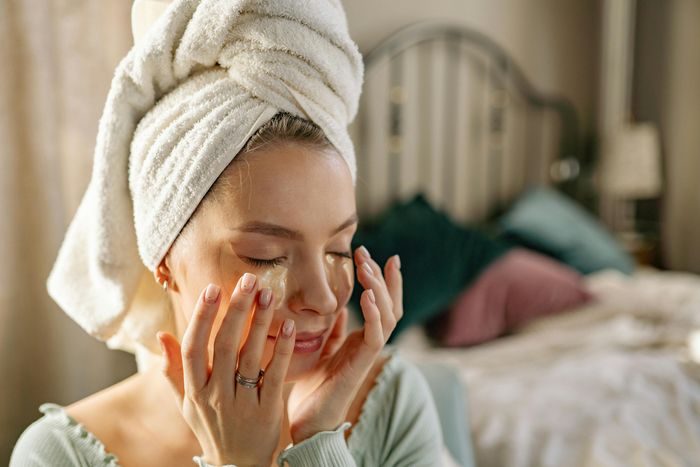 Setelah memastikan kulit benar-benar telah bersih, kamu bisa melanjutkan dengan menggunakan skincare sesuai kebutuhan kulit.