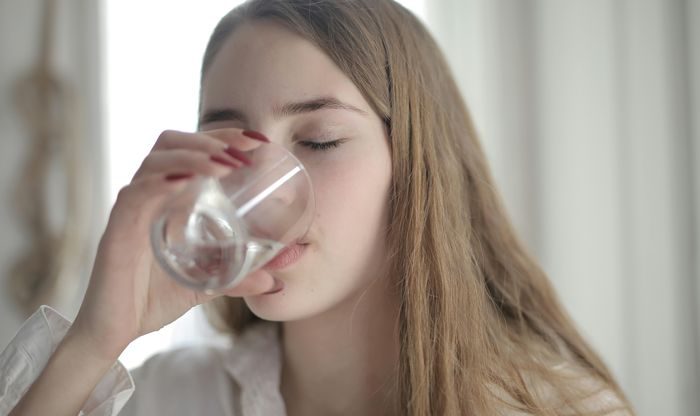 Minum air hangat dapat meningkatkan sirkulasi darah, membantu tubuh memecah limbah, dan meningkatkan produksi keringat. Berkeringat akan menyebabkan kita kehilangan sebagian cairan sepanjang malam, tetapi juga akan menghilangkan kelebihan garam atau racun dan membersihkan sel-sel kulit.