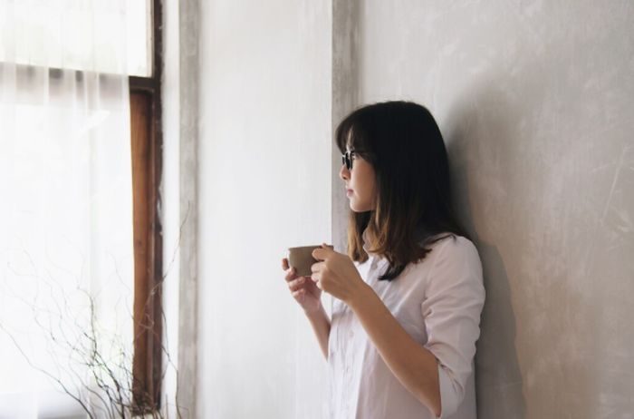 Anxious introvert cenderung merasa cemas saat bersosialisasi. Mereka sering overthinking dan khawatir akan penilaian orang lain./ Foto: freepik.com/jcomp Anxious introvert cenderung merasa cemas saat bersosialisasi. Mereka sering overthinking dan khawatir akan penilaian orang lain./ Foto: freepik.com/jcomp