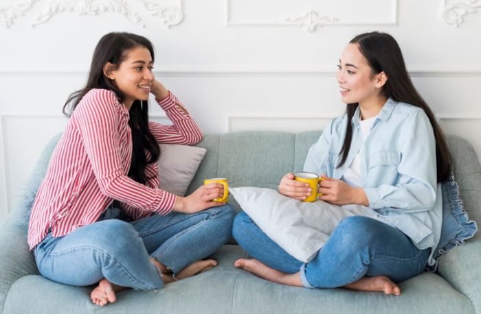 Social introvert lebih suka interaksi dalam lingkar kecil dibanding keramaian. Mereka tetap menikmati sosial, tapi butuh waktu untuk recharge energi./ Foto: freepik.com Social introvert lebih suka interaksi dalam lingkar kecil dibanding keramaian. Mereka tetap menikmati sosial, tapi butuh waktu untuk recharge energi./ Foto: freepik.com