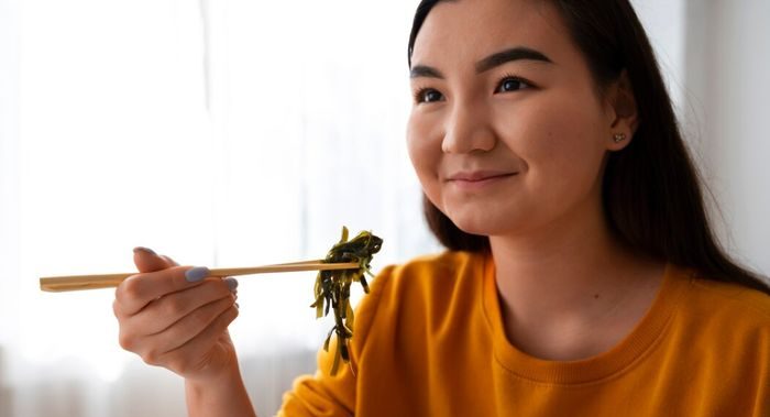 Tips Diet Ala Orang Korea. Makan Perlahan dan Menggunakan Sumpit