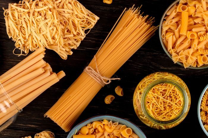 Beragam jenis pasta dan mie umumnya mengandung gluten yang tinggi. Gluten berfungsi untuk mempertahankan bentuk dan memberikan tekstur kenyal pada kedua makanan ini. Beragam jenis pasta dan mie umumnya mengandung gluten yang tinggi. Gluten berfungsi untuk mempertahankan bentuk dan memberikan tekstur kenyal pada kedua makanan ini.