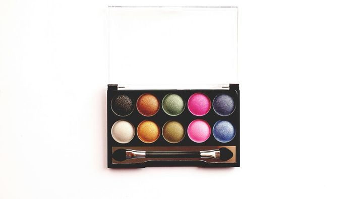 Pertimbangkan warna eyeshadow untuk kulit olive