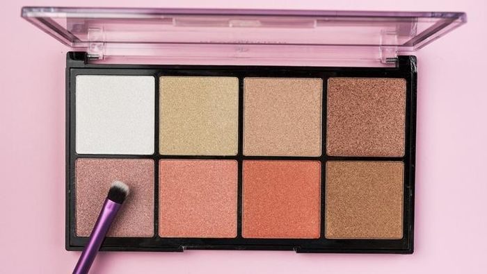 Menyesuaikan warna eyeshadow dengan warna mata