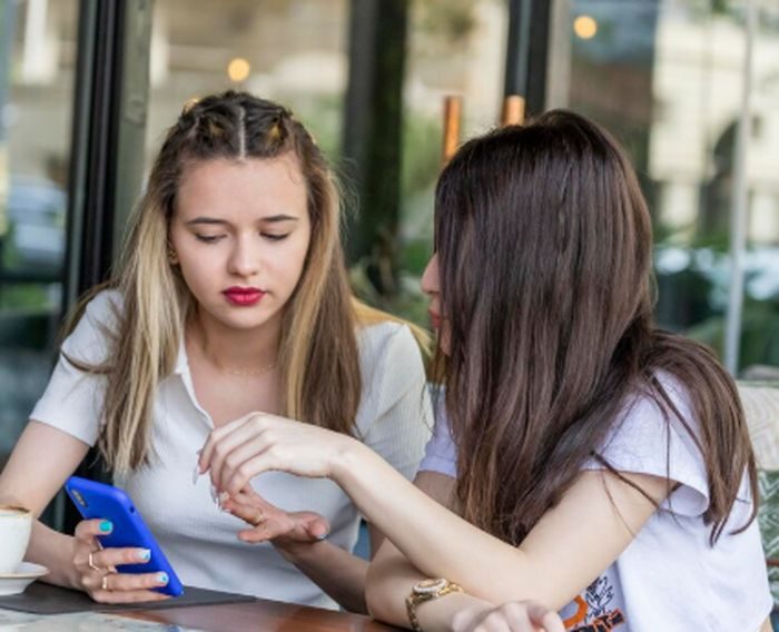 Bertanya langsung tentang hal yang meragukan atau membuatmu bingung adalah langkah yang patut dicoba. Overthinking kamu bisa dicegah jika kamu berani menanyakan hal yang selama ini masih menjadi keresahan kamu/Foto: Freepik.com/Freepik
