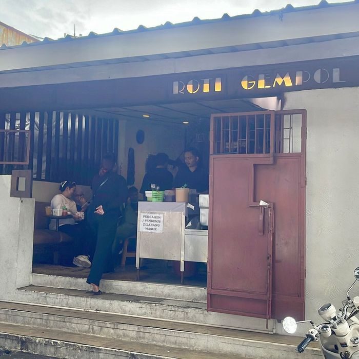 Roti Gempol jadi salah satu toko roti legendaris di Bandung yang buka sejak 1958. Roti Gempol jadi tempat sarapan favorit di Bandung/Foto: instagram.com/rng.food