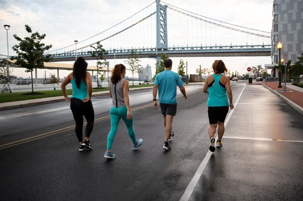 Japanese walking, tren jalan kaki berbasis interval yang menggabungkan jalan cepat dan lambat untuk meningkatkan kebugaran jantung, kekuatan otot, serta metabolisme secara efisien.