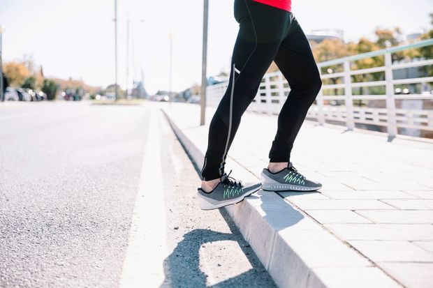 Posture walking adalah tren jalan kaki yang fokus pada teknik dan postur tubuh untuk meningkatkan efisiensi gerakan sekaligus mengurangi risiko cedera.