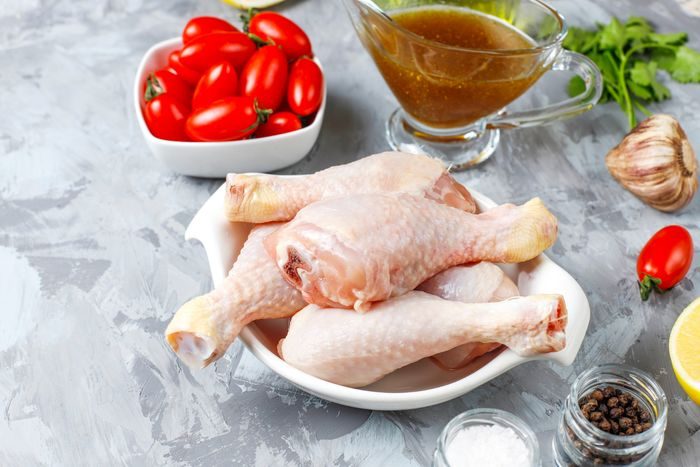 Aroma adalah poin penting saat memilih ayam mentah. Ayam segar tidak berbau menyengat, hanya aroma ringan khas daging. Hindari yang berbau asam atau busuk, karena itu pertanda sudah terkontaminasi bakteri.