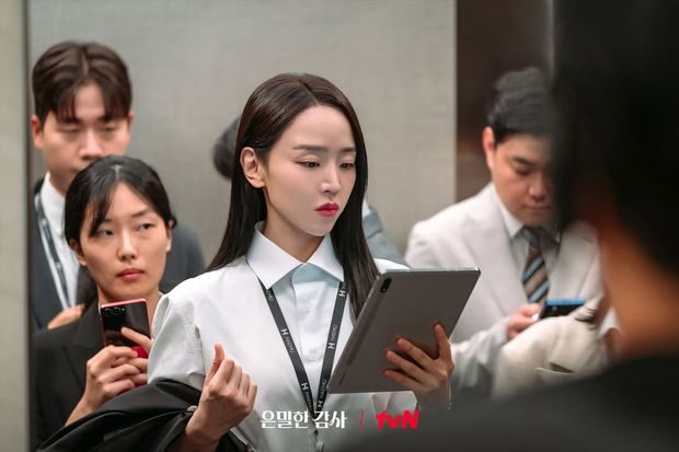 Kembalinya Shin Hae Sun di perusahaan Haemu Group sukses memporak-porandakan suasana stabil dalam kantor, terutama bagian tim audit.
