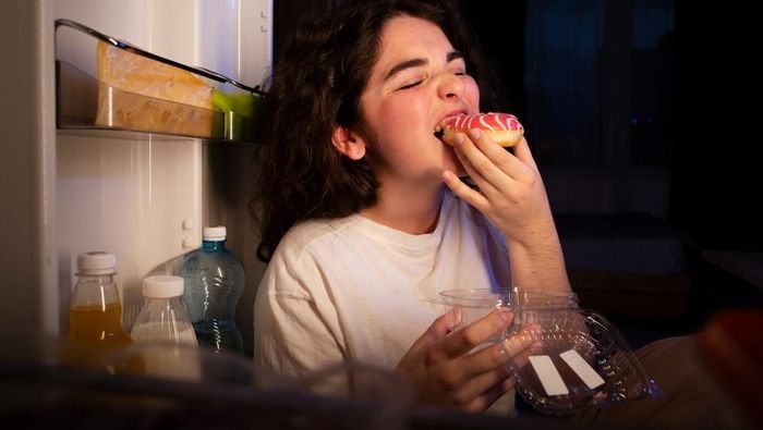 Hindari makan dan minum manis di malam hari/Foto: Freepik.com