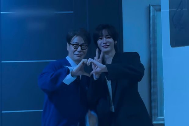 Potret Yoon Sang dan Anton RIIZE dalam acara Fairy Jae Hyung. Dalam suatu obrolan, keduanya kompak memberikan pujian untuk Shim Hye Jin yang merupakan istri Yoon Sang sekaligus ibu Anton.