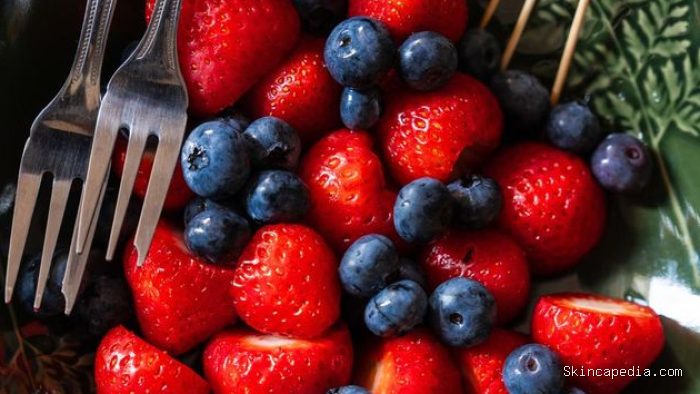 Buah beri. Strawberry dan blueberry bermanfaat bagi kesehatan kulit Buah beri. Strawberry dan blueberry bermanfaat bagi kesehatan kulit