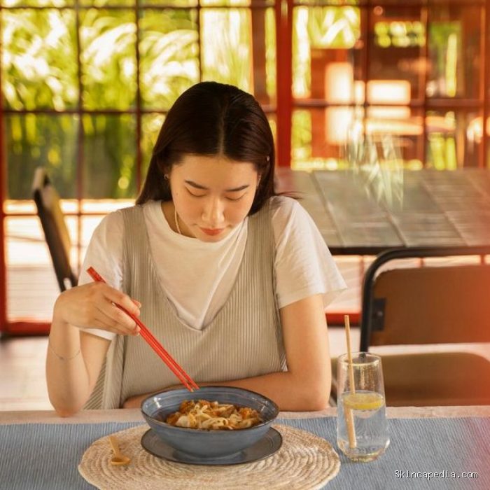 Menurut ilmu psikologi, ada beberapa ciri kepribadian unik dari orang-orang yang suka makan sendirian di tempat umum