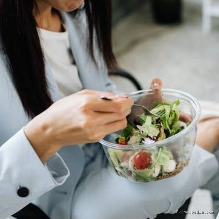 Pelepasan dopamin yang perlahan juga bisa dipicu dari konsumsi makanan sehat. Jenis makanan yang mengandung tirosin bisa membantu meningkatkan perasaan bahagia.