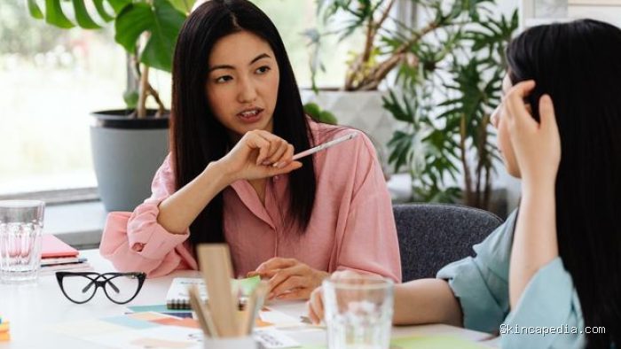 Orang yang cerdas sosial menyaring masukan yang bisa diterima. Mereka juga tidak asal memberikan masukan jika mereka tidak paham