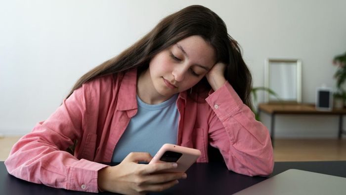 Penggunaan capslock atau tanda baca yang tidak biasa bisa menjadi pertanda seseorang sedang marah. Penggunaan capslock atau tanda baca yang tidak biasa bisa menjadi pertanda seseorang sedang marah.