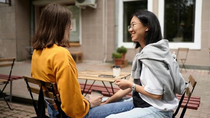 Dibandingkan banyak bicara, orang cerdas lebih suka mendengarkan orang lain. Mereka adalah pendengar yang baik. Dibandingkan banyak bicara, orang cerdas lebih suka mendengarkan orang lain. Mereka adalah pendengar yang baik.