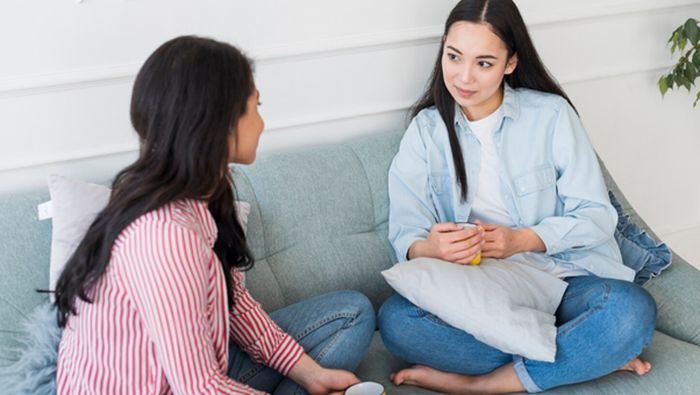 Orang yang empatinya tinggi punya sikap terbuka. Mereka tidak malu untuk menunjukkan kelemahan diri/ Foto: magnific.com/freepik