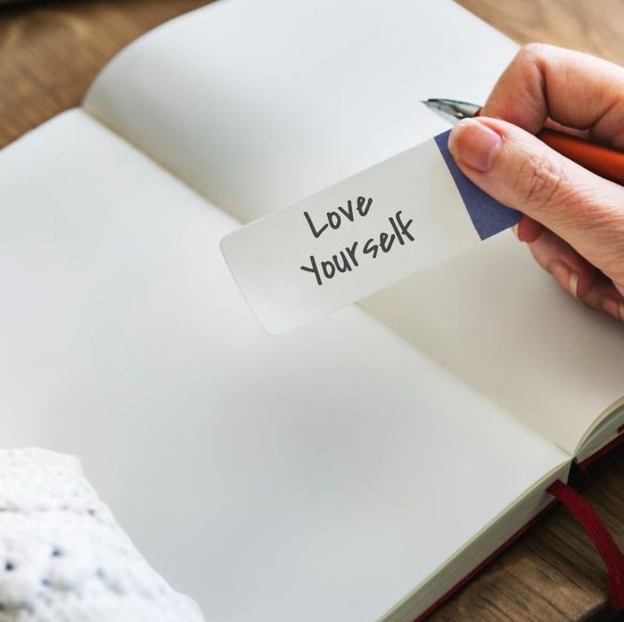 Kaum words of affirmation sangat suka diberi pujian atau afirmasi positif. Kamu bisa memberikan kartu ucapan berisi kalimat menyentuh hati untuk mereka.