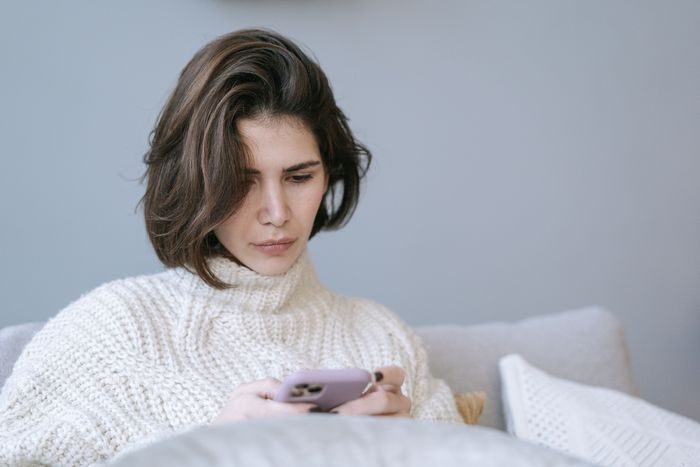Orang yang insecure menggunakan media sosial sebagai pelampiasan untuk terus-terusan mengeluh. Salah satu alasan mereka melakukan ini adalah mereka tidak memiliki seseorang yang benar-benar bisa mendengarkan kisahnya karena takut dihakimi.