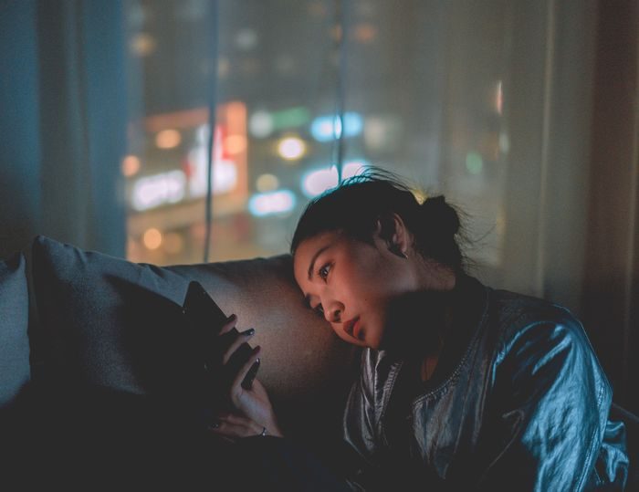 Cara mengenali orang insecure dari cara bermain media sosial adalah mereka terus mengecek berbagai platform, mulai dari X, Instagram, TikTok, Facebook, dan lainnya. Mereka lebih memilih menghabiskan waktu untuk berselancar di dunia maya daripada berinteraksi langsung di dunia nyata.