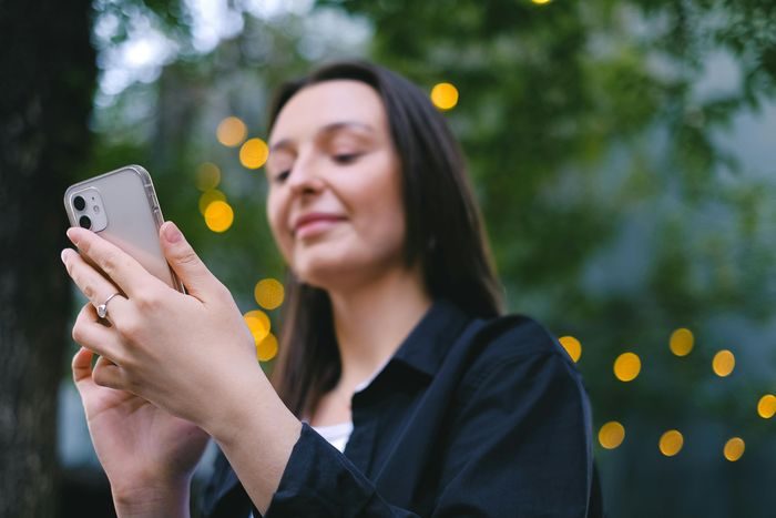 Orang insecure sedikit terobsesi dengan jumlah 'like' atau suka yang mereka dapatkan dari sebuah unggahan di media sosial. Orang yang insecure sering kali memiliki rasa percaya diri rendah dan mereka sulit menemukan rasa berharga dari dalam dirinya. Oleh karena itu, mereka mencari validasi dari luar, salah satunya media sosial, demi merasa baik akan dirinya sendiri.