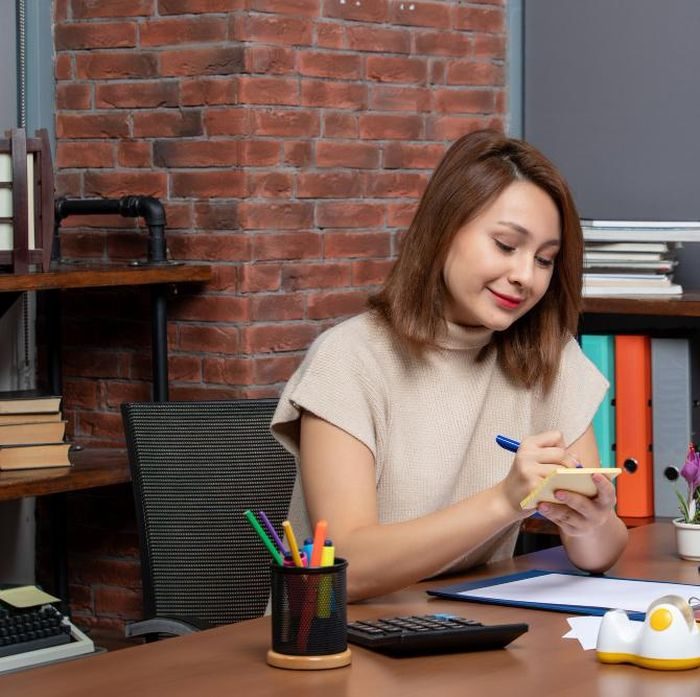 Orang yang memiliki financial mindset sehat dapat dilihat dari kebiasaan belanjanya. Mereka tidak akan mudah tergoda dengan diskon atau promo yang ditawarkan toko.