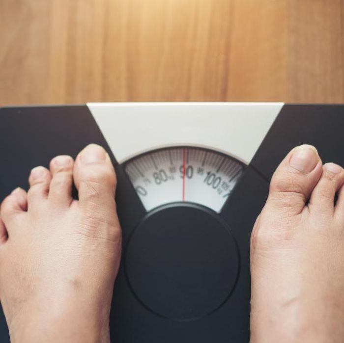Kebiasaan makan berlebihan saat berbuka, terlalu banyak konsumsi makanan manis, serta kurang bergerak sering menjadi penyebab utama berat badan naik selama puasa. Ditambah pola tidur yang berantakan dan porsi sahur yang tidak terkontrol, tubuh lebih mudah menyimpan kelebihan kalori sebagai lemak. Kebiasaan makan berlebihan saat berbuka, terlalu banyak konsumsi makanan manis, serta kurang bergerak sering menjadi penyebab utama berat badan naik selama puasa. Ditambah pola tidur yang berantakan dan porsi sahur yang tidak terkontrol, tubuh lebih mudah menyimpan kelebihan kalori sebagai lemak.