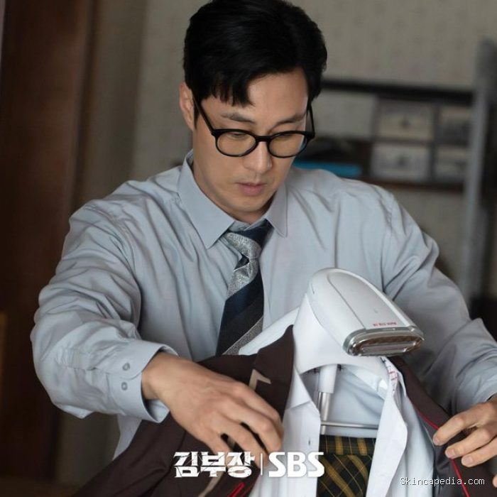 So Ji Sub as Manager Kim di drama Agent Kim Reactivated/foto: instagram.com/sbsdrama.official