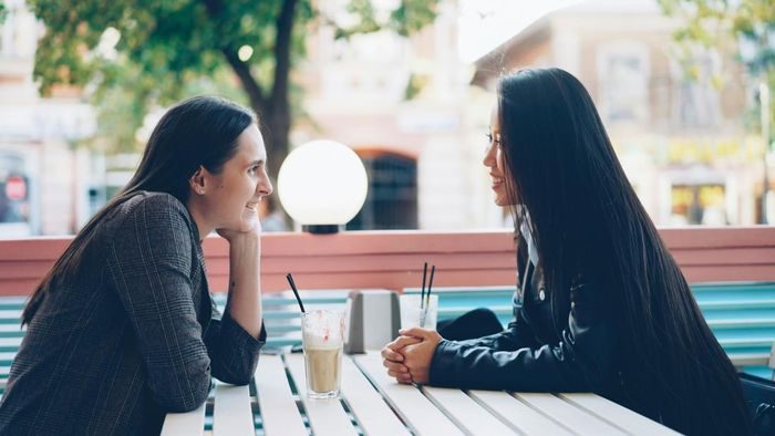 Zodiak Gemini. Gemini adalah social butterfly zodiak dengan kemampuan komunikasi yang luar biasa