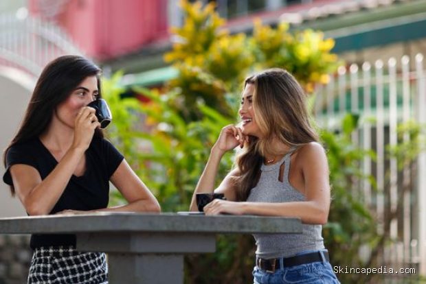 Cara terlihat percaya diri bisa dimulai dari kebiasaan sederhana seperti menjaga kontak mata sedikit lebih lama saat berbicara/Foto: Magnific Cara terlihat percaya diri bisa dimulai dari kebiasaan sederhana seperti menjaga kontak mata sedikit lebih lama saat berbicara. Sikap ini menunjukkan bahwa kamu fokus, terlibat, dan hadir sepenuhnya dalam percakapan. Namun, penting untuk menjaga keseimbangan agar tidak terkesan menekan atau justru menghindar.