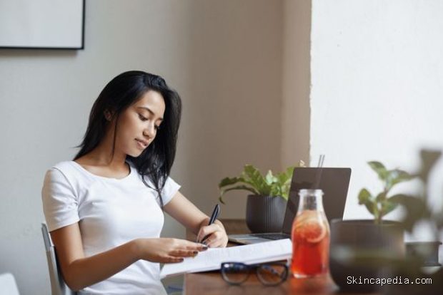 Kebiasaan sehari-hari positif seperti menulis jurnal syukur dapat membantu menciptakan awal hari yang lebih terarah/Foto: Magnific Kebiasaan sehari-hari positif seperti menulis jurnal syukur dapat membantu menciptakan awal hari yang lebih terarah. Dengan mencatat hal-hal yang patut disyukuri, seseorang dapat melatih pola pikir yang lebih positif secara bertahap.