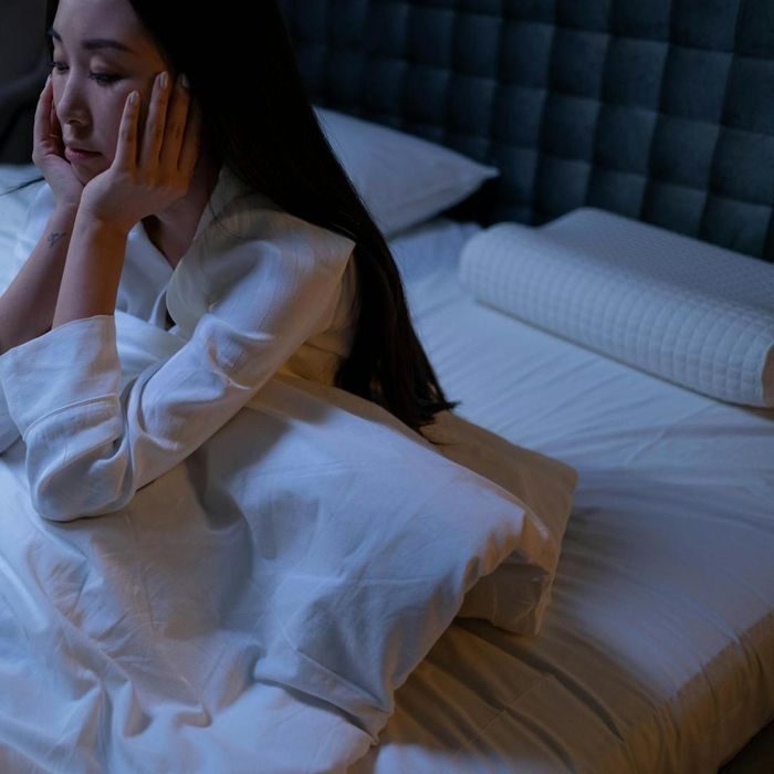 Pikiran aktif saat malam hari bisa membuat seseorang sulit tidur dan terus overthinking meski tubuh sudah lelah. Kondisi ini dapat diatasi dengan beberapa cara sederhana seperti journaling, meditasi, teknik pernapasan, hingga cognitive shuffling agar tidur lebih nyenyak.