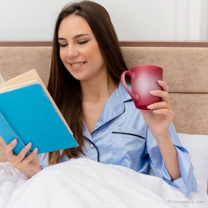 Orang ambisius punya kebiasaan membaca buku di pagi hari agar lebih rileks dan semangat/Foto: Freepik/Stockking Orang ambisius punya kebiasaan membaca buku di pagi hari agar lebih rileks dan semangat/Foto: Freepik/Stockking
