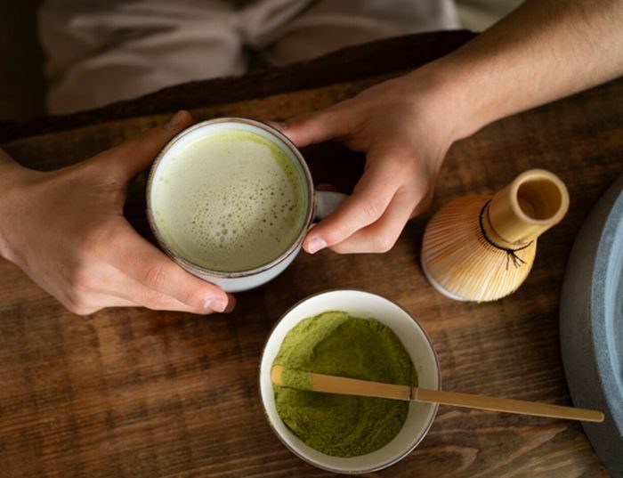 Matcha mengandung kafein dan L-theanine, kombinasi unik yang memberikan energi tanpa membuat kamu merasa gelisah atau jantung berdebar. Matcha mengandung kafein dan L-theanine, kombinasi unik yang memberikan energi tanpa membuat kamu merasa gelisah atau jantung berdebar.