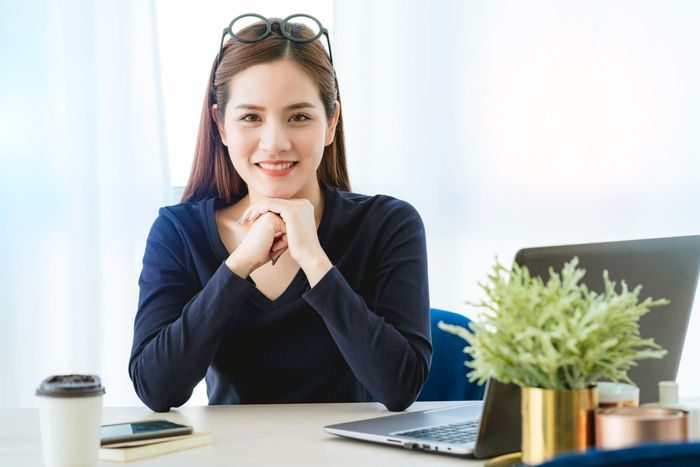 Ciri orang berkelas adalah percaya diri dan memiliki harga diri yang baik. Oleh karena itu, mereka tidak takut untuk membela dirinya sendiri dengan mengatakan, “Aku tahu value diriku sendiri.”