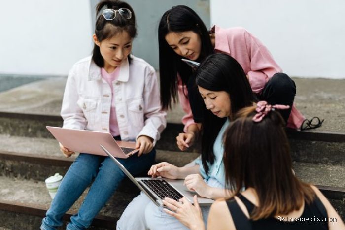 Sirkel pertemanan introvert yang kecil, tapi bisa dipercaya. Sirkel ini sebagai kontrol kualitas baginya. Sirkel pertemanan introvert yang kecil, tapi bisa dipercaya. Sirkel ini sebagai kontrol kualitas baginya.