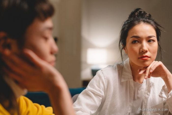 Orang yang tidak bisa dipercaya tidak konsisten akan ucapannya. Mereka juga suka mengingkari janji